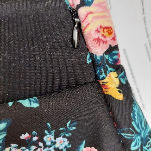 Gorgeous floral A-line full skirt. 1X . Side zip. - Picture 5 of 6